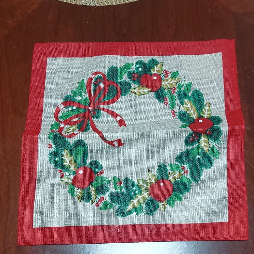 VINTAGE, Holiday Wreath small table cloth with red and green accents